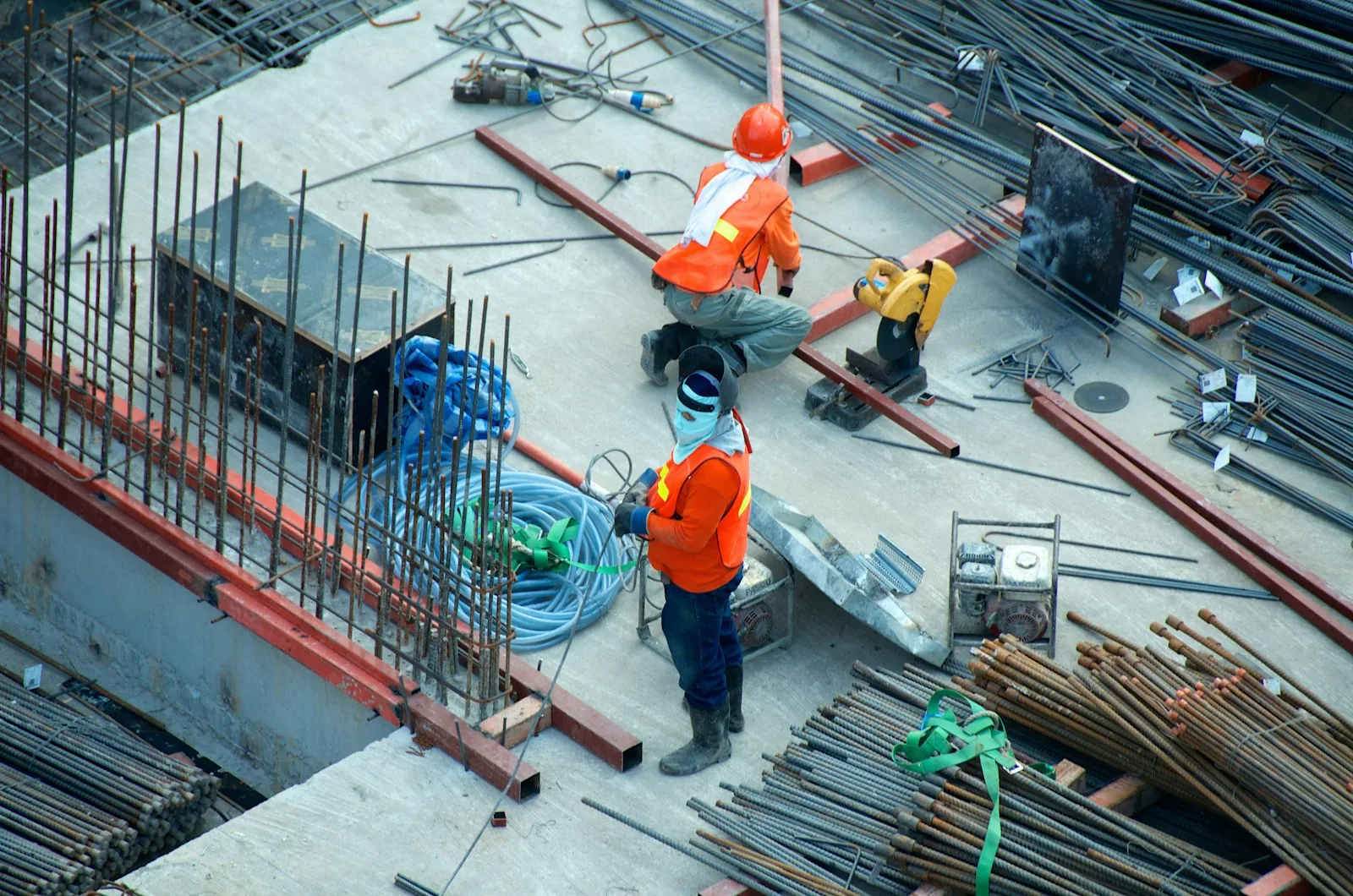 Équipe de nettoyage professionnel intervenant après des travaux de chantier