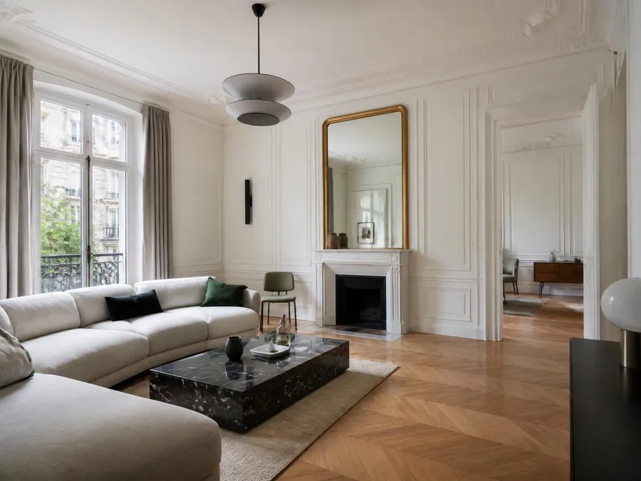 Séjour parisien entièrement rénové : peinture, moulures et parquet remis à neuf